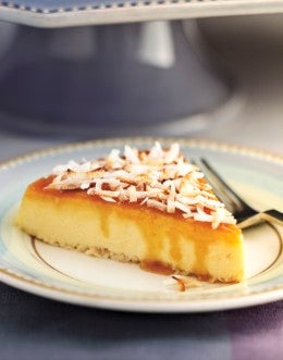 Flan de bienmesabe con coco rallado encima.