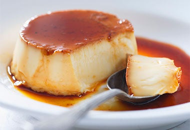 Plato y cuchara con Flan casero cubierto de caramelo 