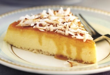 Flan de maíz con ralladura de coco encima, un exquisito postre latinoamericano.
