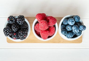 Frutas listas para brochetas en una novena de Navidad para niños 