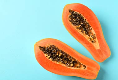 Una papaya, una de las frutas tropicales, partida por la mitad