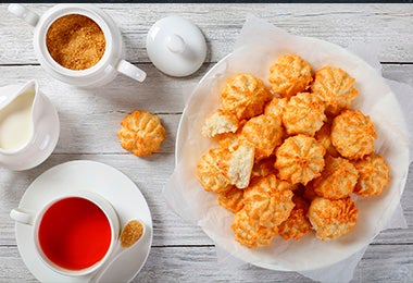 Galletas fáciles con taza de té y leche 