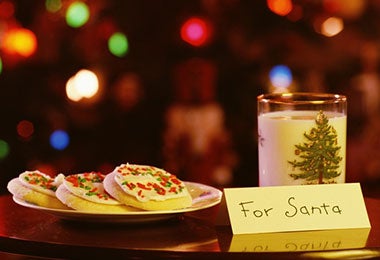 Galletas navideñas y un vaso de leche para Santa, escena clásica inspirada en las películas de Navidad.