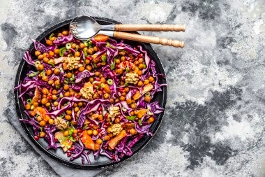 Bowl de garbanzos con distintas verduras para complementar el arroz salvaje.