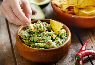 Tazón de guacamole beneficiado por la conserva del cilantro fresco.