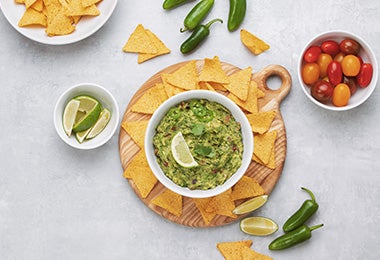 Guacamole con limón, chiles y totopos 