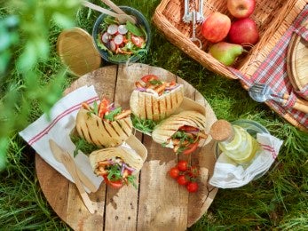 Picnic con gyros griegos de pollo, vegetales y salsa tzatziki