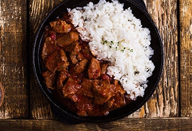  Podemos hacer arroz para acompañar un estofado de carne.