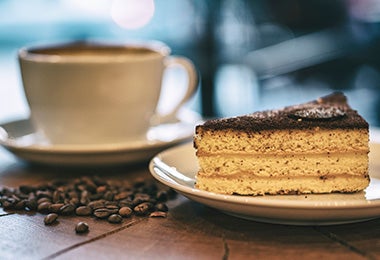 Torta de café preparado con mantequilla casera.