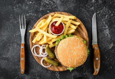 Hacer papas fritas con hamburguesa