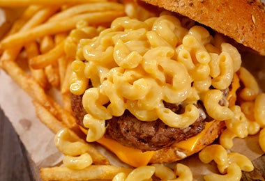 Hamburguesa de macarrones con papas fritas, otra variante, como la hamburguesa de pescado