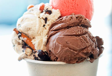 Vaso con helado casero de chocolate, vainilla y fresa 