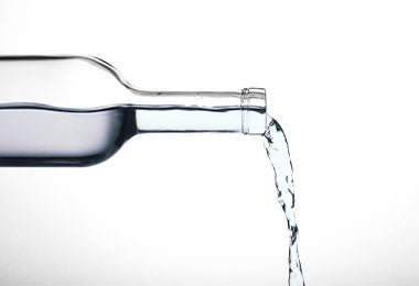 Botella de agua para hidratarse durante un almuerzo balanceado.