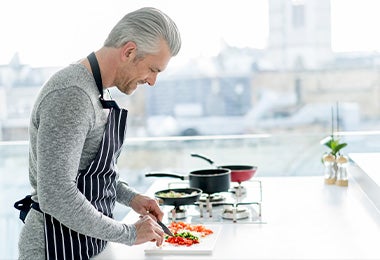 Un hombre utilizando la cocina para dejar de procrastinar