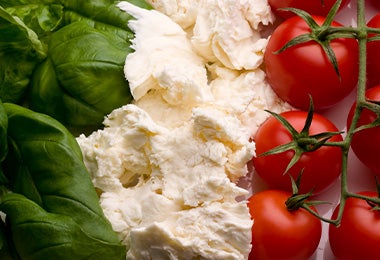  Ingredientes frescos para preparar una salsa italiana: rúgula, queso y tomates