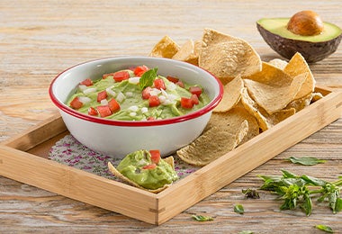 Ingredientes para hacer guacamole con nachos para compartir