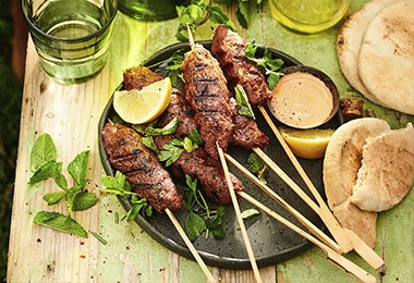 Kebabs, brochetas de carne con salsa y pan pita