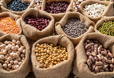 Lentejas, garbanzos, arvejas y otras legumbres que también son tipos de carbohidratos