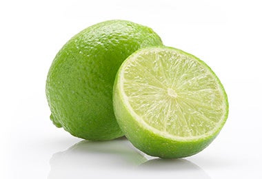 Limón entero con una mitad a su lado para limpiar ollas de acero inoxidable.