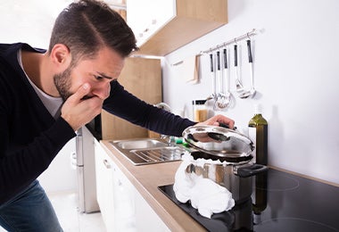 Un hombre que debe limpiar la estufa 