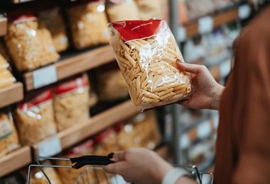 Manejo de los residuos en la cocina. Pasta en bolsa de plástico