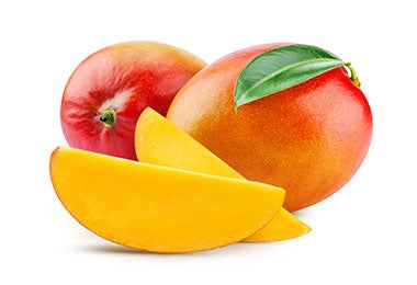 Dos mangos enteros y dos tajadas de mango para deshidratar.