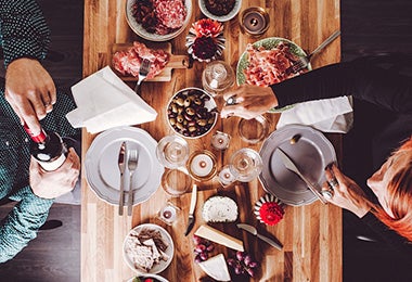 Mesa con tabla de quesos y carnes frías