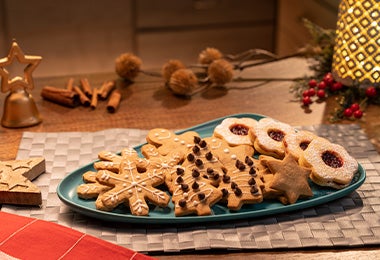 Mesa con recetas dulces navideñas para compartir en familia