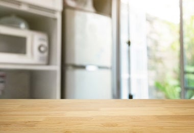 Vista de una nevera y un microondas en una cocina.