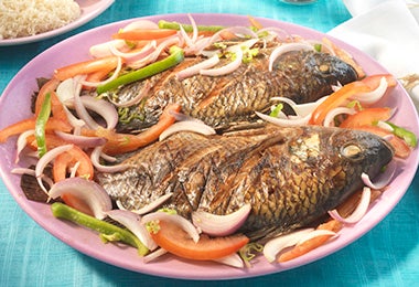 Mojarra en cama de vegetales y arroz blanco.