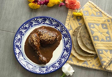 Mole poblano con pollo y tortillas