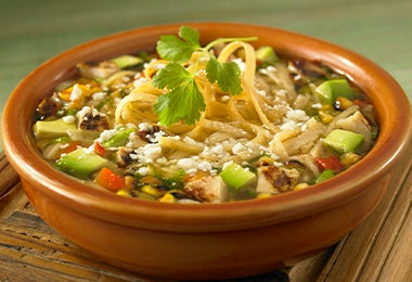 Plato hondo de cerámica con mondongo.