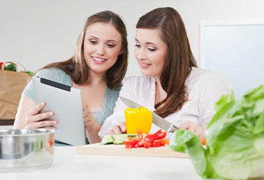 Dos mujeres siguiendo un plan de alimentación conjunto para motivarse