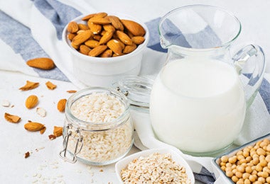 Nueces, leche, granola y otros granos con diferentes tipos de nutrientes