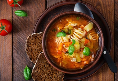 Sopa preparada en una olla de cocción lenta.