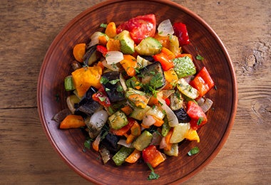 Verduras preparadas en una olla de cocción lenta.