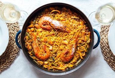 Paella típica española con mariscos, arroz y verduras.
