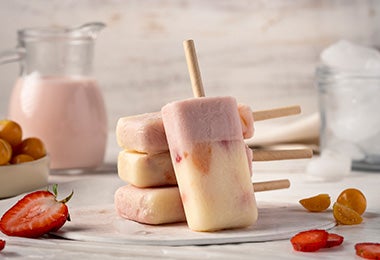 Paletas de yogurt y fresas receta postres balanceados