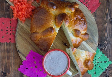 Pan de muerto tradicional dulce para celebrar Día de Muertos