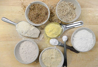 Distintos tipos de harina para preparar un pan sin gluten.