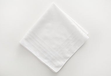 Papel de cocina absorbente para evitar la humedad en la espinaca.