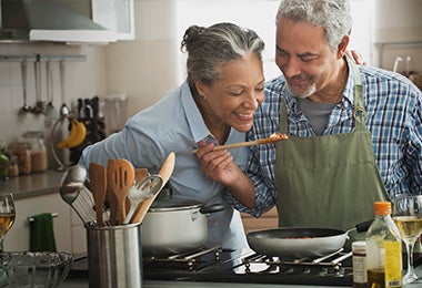 Una pareja haciendo una buena gestión del tiempo con la cocina ordenada