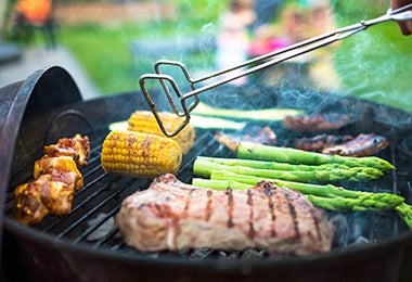 Parrillada con carne y verduras para cocinar a la leña 