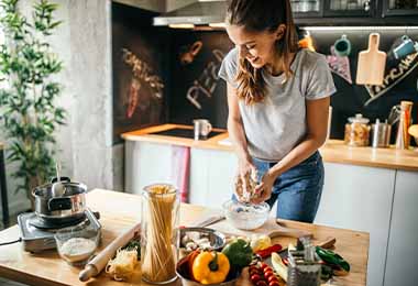  Mujer preparando pasta casera