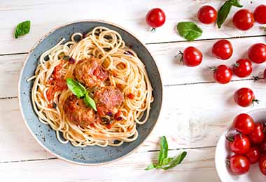 Plato con espagueti, albóndigas y tomates 