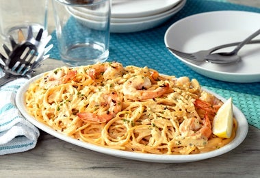 Pasta con gambas y mariscos.
