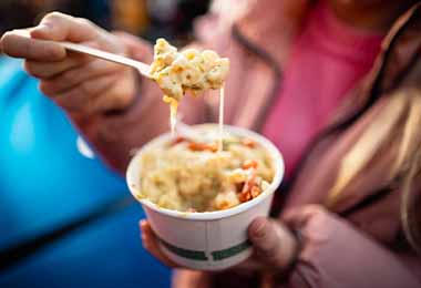 Mujer comiendo macarrones 