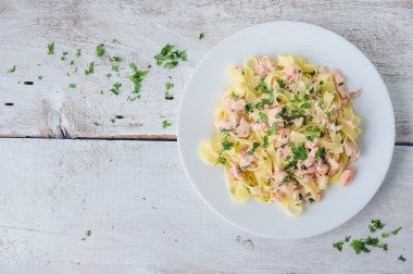 Plato de pasta tagliatelle con salmón.