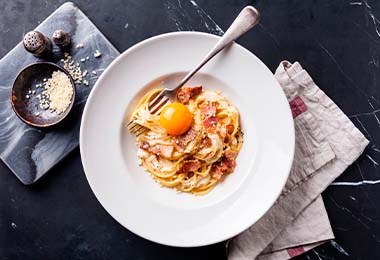 Espagueti, la pasta italiana más conocida, a la carbonara.