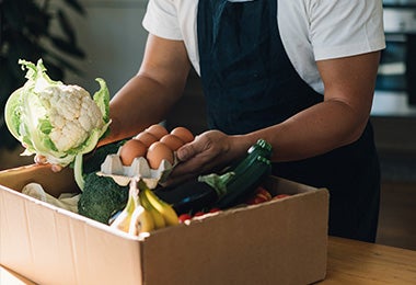 Persona seleccionando ingredientes para crear su plantilla de menú semanal